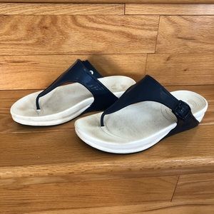 <FIT FLOP> LIGHTWEIGHT FLIP FLOP SANDALS!